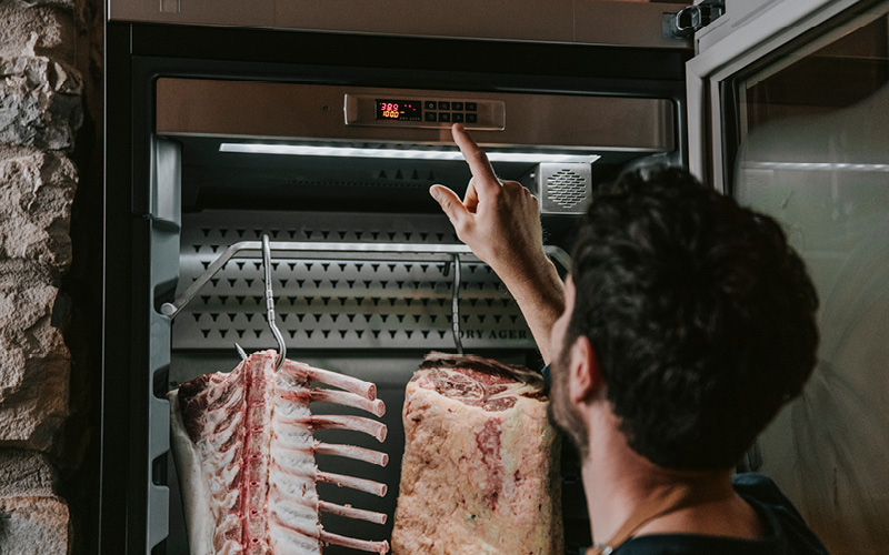 Hva er dry aging? En komplett innføring i tørrmodning